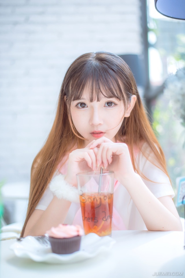 伏德心中微微松了口气，类似的对话曾经也出现过，虽然不多，但每一次都是那样突然，哪怕伏德经历过最严苛的训练，从入荆州到现在，伏德甚至连睡觉都不敢做梦，生怕自己在梦中说出什么不该说的话，那种如同走钢丝一般的感觉并不好受，让伏德一度认为自己快要疯掉。
